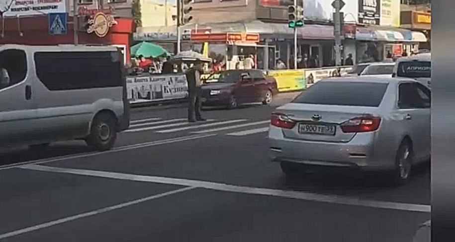 Музыкальный видеоклип Пьяный калининградец регулировал движение, пока его не сбила машина 