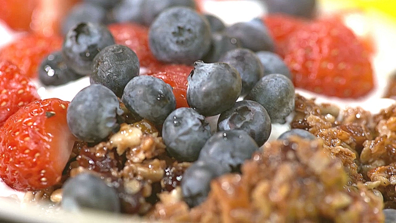 Большой завтрак: Гранола с йогуртом и ягодами 