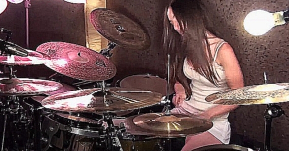 Музыкальный видеоклип METALLICA - ENTER SANDMAN - Девушка классно играет на барабанах 