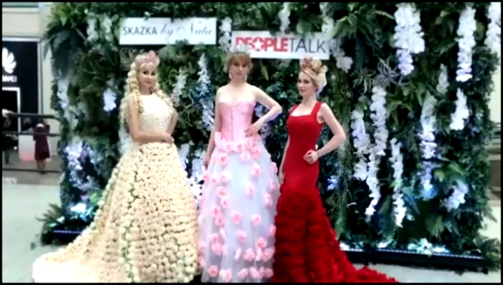 Платье из 2000 роз , весом 12 кг Неделя моды в Москве . На подиуме  Русская Барби Татьяна Тузова 