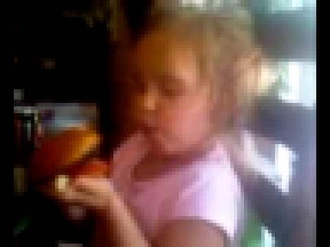 Музыкальный видеоклип 3 year old girl eats burger bigger than her face 