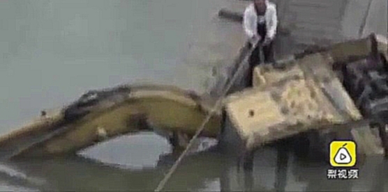 Музыкальный видеоклип Китаец установил на плот экскаватор и едва не утонул 