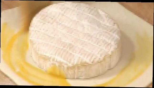 Слоеное тесто с сыром камамбер. Сыр камамбер в слоеном тесте. Запеченный сыр камамбер в тесте. Камамбер запеченный в слоеном тесте. Камамбер в тесте в духовке.