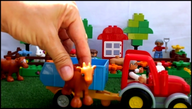 Музыкальный видеоклип ✿♫ Лего Трактор на Лего Ферме и Домашние животные - песенка А у дедушки есть ферма 